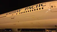 Nama Cathay Pacific typo di sebuah pesawat Boeing di Hong Kong (sumber: Facebook)