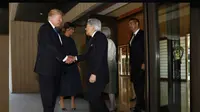 Donald Trump Tak Membungkuk Saat Bertemu Kaisar Jepang (ISSEI KATO / POOL / AFP)