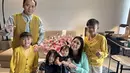 <p>Aliya Rajasa dikenal dengan gaya kompaknya bersama keluarga. Kali ini, paduan warna kuning dan biru membuat tampilan keluarganya begitu ceria. [Foto: Instagram/ Foto: Ruby_26/ebyfamily]</p>