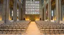 Tampilan tempat duduk lokasi upacara pernikahan Pangeran Harry dan Meghan Markle di Kapel St George, Kastil Windsor, London, Inggris, Minggu (11/2). Ratu Elizabeth II disebut telah memberi izin menggunakan kapel tersebut. (AFP PHOTO/POOL/Dominic Lipinski)
