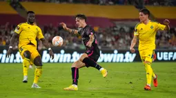 Pemain AS Roma Nicolo Zaniolo (tengah) berebut bola dengan pemain HJK Helsinki Malik Abubakari (kiri) pada pertandingan sepak bola Liga Europa di Stadion Olimpiade Roma, Italia, 15 September 2022. AS Roma menang dengan skor 3-0. (AP Photo/Alessandra Tarantino)