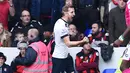 Pemain Tottenham Hotspur, Harry Kane merayakan golnya ke gawang AFC Bournemouth pada lanjutan liga Inggris di Stadion White Hart Lane, London, Minggu (20/3/2016). (AFP/Ben Stansall)