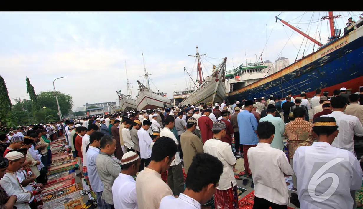 Umat muslim di sekitar kawasan Pelabuhan Sunda Kelapa berbondong-bondong melakukan salat Id di Pelabuhan Sunda Kelapa, Senin (28/7/2014) (Liputan6.com/Miftahul Hayat)