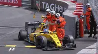 Pebalap Renault, Jolyon Palmer, juga hilang kendali dan menabrak dinding pembatas saat latihan bebas pertama F1 GP Monako, Kamis (26/5/2016). (Bola.com/Twitter/F1)