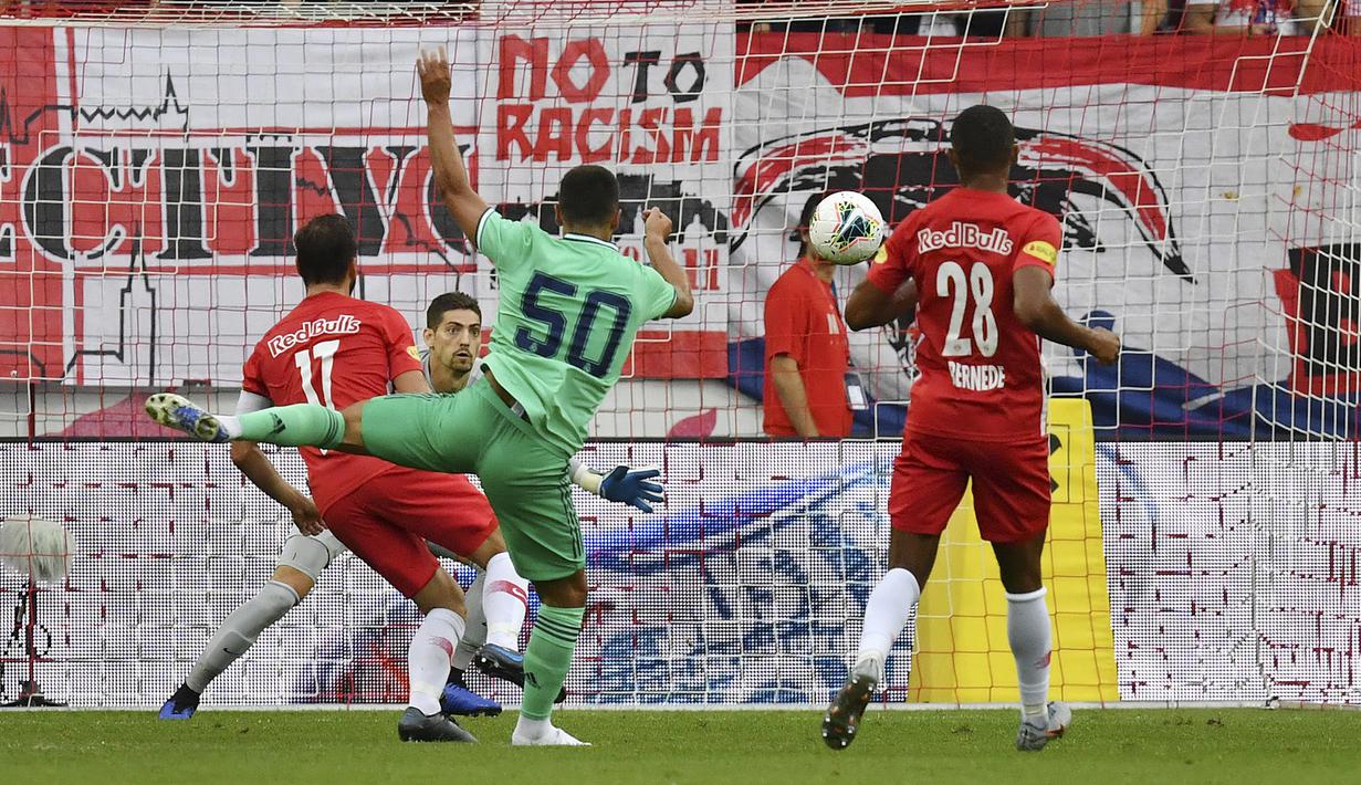 Gelandang Real Madrid, Eden Hazard saat memasukan bola ke gawang Red Bull Salzburg selama pertandingan persahabatan di Red Bull Arena, Austria (8/8/2019). Real Madrid menang tipis atas Red Bull Salzburg 1-0. (AP Photo/Kerstin Joensson)