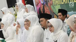 Ketua Umum Muslimat NU Khofifah Indar Parawansa (tengah) saat menghadiri doa bersama dan santunan anak yatim di Jakarta, Sabtu (26/1). Acara ini sebagai rangkaian peringatan Harlah ke-73 Muslimat NU. (Liputan6.com/Herman Zakharia)