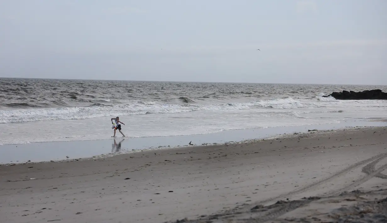 Penjaga pantai menarik korban berusia 50 tahun dari perairan dekat Beach 59th St. pada pukul 17:50 karena menderita gigitan di kaki kirinya.  (Spencer Platt/Getty Images/AFP)