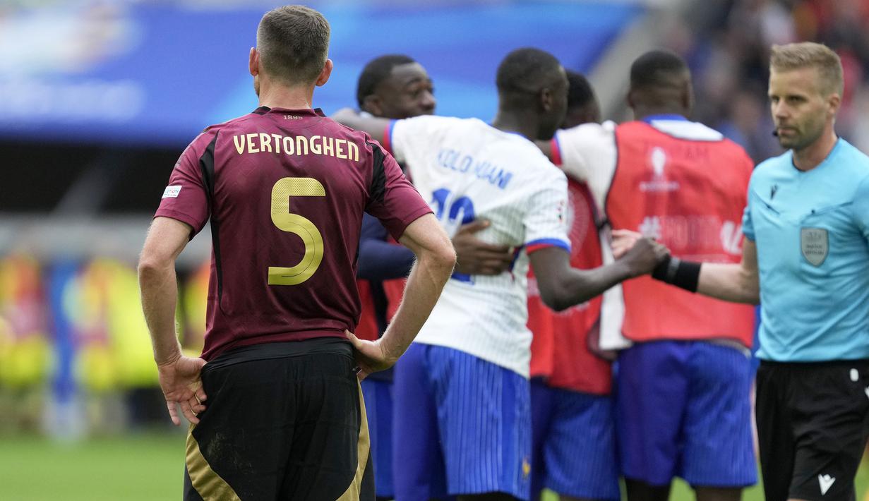 Reaksi kecewa bek Timnas Belgia, Jan Vertonghen di tengah perayaan kemenangan para pemain Timnas Prancis setelah berakhirnya laga babak 16 besar Euro 2024 di Merkur Spiel-Arena, Dusseldorf, Jerman, Senin (1/7/2024). (AP Photo/Darko Vojinovic)