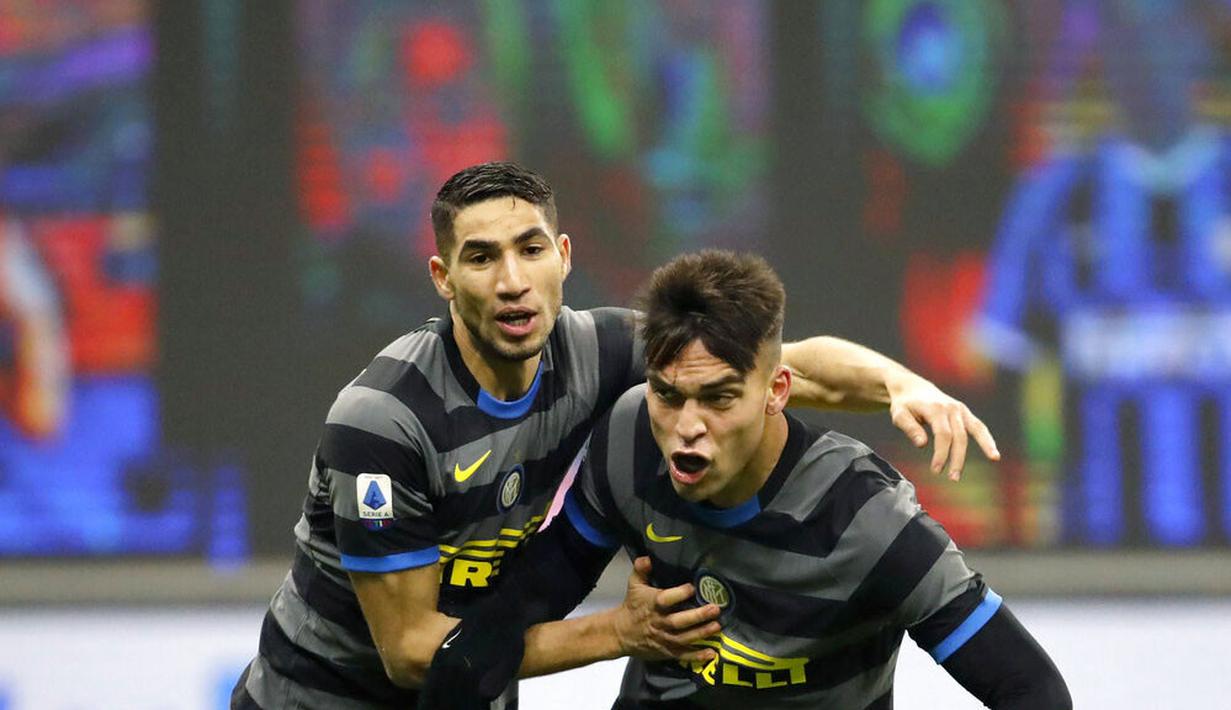 Striker Inter Milan, Lautaro Martinez, melakukan selebrasi bersama Achraf Hakimi usai mencetak gol ke gawang Benevento pada laga Liga Italia di Stadion Giuseppe Meazza, Minggu (31/1/2021), Inter Milan menang dengan skor 4-0. (AP/Luca Bruno)