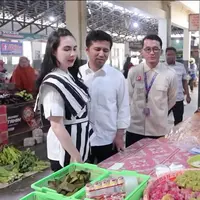 Arumi Bachsin mendampingi suami dinas kerja ke Pacitan, Jawa Timur. Sebelum pulang, istri Wakil Gubernur Jawa Timur itu mampir ke pasar tradisional untuk membeli kebutuhan dapur dan juga mencari oleh-oleh khas di kawasan pesisir pantai tersebut. [Youtube/Arumi Bachsin]