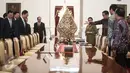 Presiden Jokowi mempersilahkan duduk anggota Dewan Negara China Yang Jiechi bersama rombongan saat kujungan ke Istana Merdeka, Jakarta, Senin (9/5). Pertemuan tertutup itu membahas persoalan perekonomian. (Liputan6.com/Faizal Fanani)