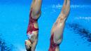 Aksi Zhang Jiaqie dan Zhang Minjie pasangan peloncat indah asal China yang meraih medali emas di nomor papan 10 meter sinkronisasi pada Asian Games 2018 di Stadion Akuatik, Gelora Bung Karno Senayan Jakarta, Selasa (28/8/2018). (Bola.com/Peksi Cahyo)