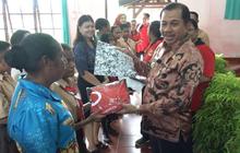 Ratusan Siswa SMK dan SMA di Jayapura Terima Bantuan Seragam Sekolah, Ringankan Beban Orang Tua