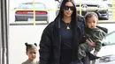 Kim Kardashian tentu saja miliki jadwal yang penuh di tiap harinya. Namun ia masih bisa mengurus anaknya dengan baik. (jul-az-rol/X17online.com)