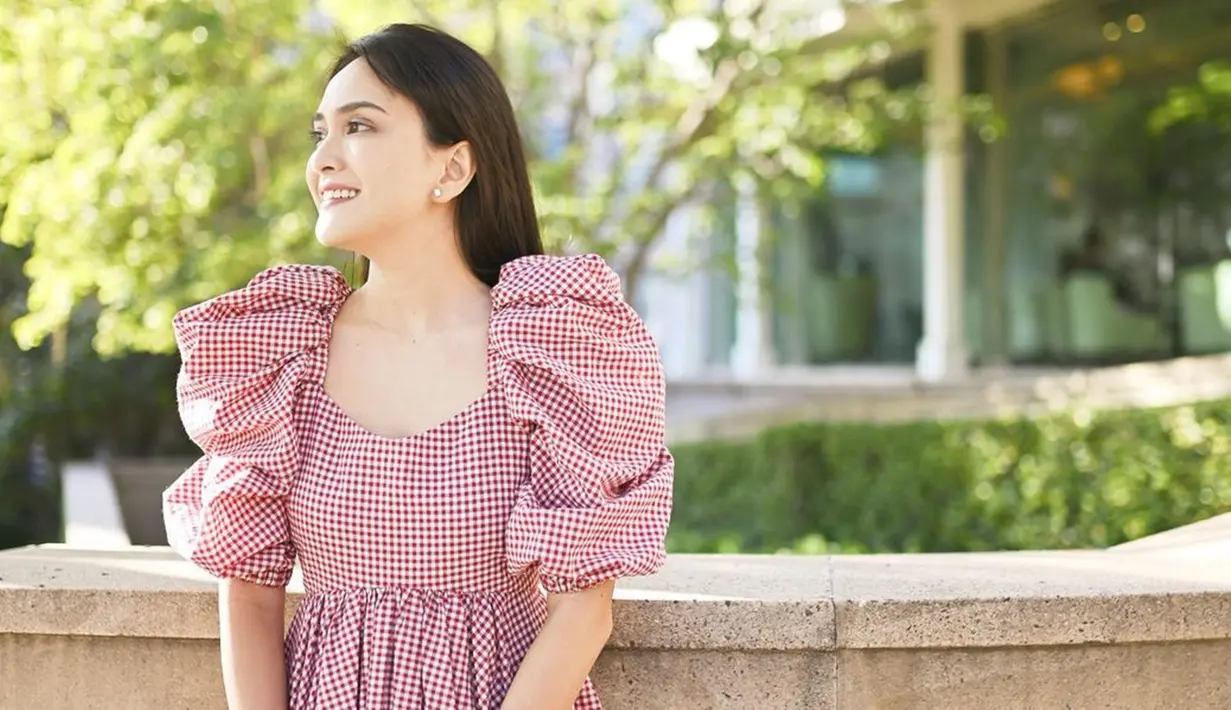 Pemilik nama lengkap Nyimas Shandy Aulia ini memang dikenal sebagai salah satu selebriti yang punya gaya penampian menarik. Dirinya selalu cocok dengan gaya busana apapun. Ibu satu anak ini justru terlihat makin anggun dengan outfit berwarna merah muda. (Liputan6.com/IG/@shandyaulia)