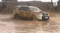 Mobil SUV Fortuner dijadikan angkot di Papua.