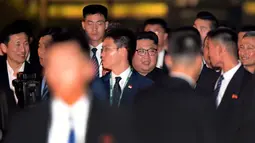 Pemimpin Korea Utara Kim Jong-un (tengah) ditemani Menteri Pendidikan Singapura, Ong Ye Kung (kiri) dan Menteri Luar Negeri, Vivian Balakrishnan saat mengunjungi situs-situs ikonik Singapura, Senin (11/6). (AP Photo/Joseph Nair)