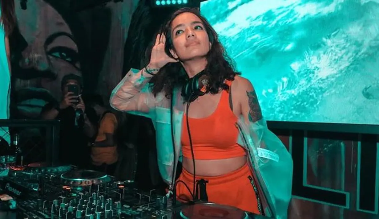 <p>Meskipun demikian, Sheila ke Jakarta untuk keperluan pekerjaan. [Foto: Instagram Sheila Marcia]</p>