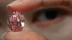 Model memperlihatkan berlian berwarna purple pink yang sangat langka di ruang lelang Sotheby Hong Kong pada 12 Oktober 2020. Berlian pink adalah berlian langka dan sangat dihargai secara estetika. terutama oleh para kolektor. (AP Photo/Vincent Yu)