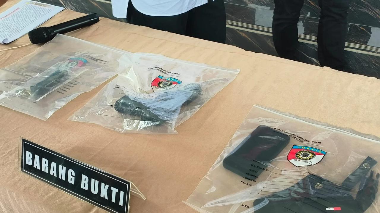 Ilustrasi barang bukti pistol