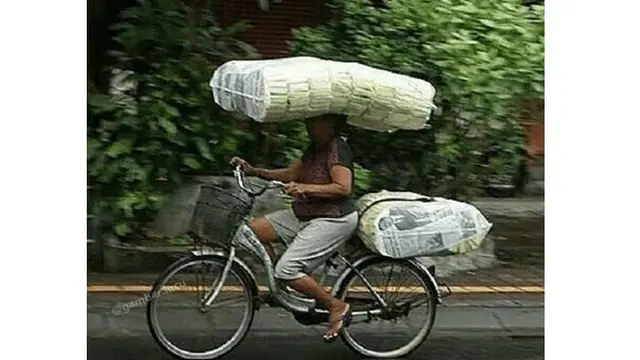 6 Aksi Emak-Emak Naik Sepeda Ini Atraktif Banget, Bikin Melongo
