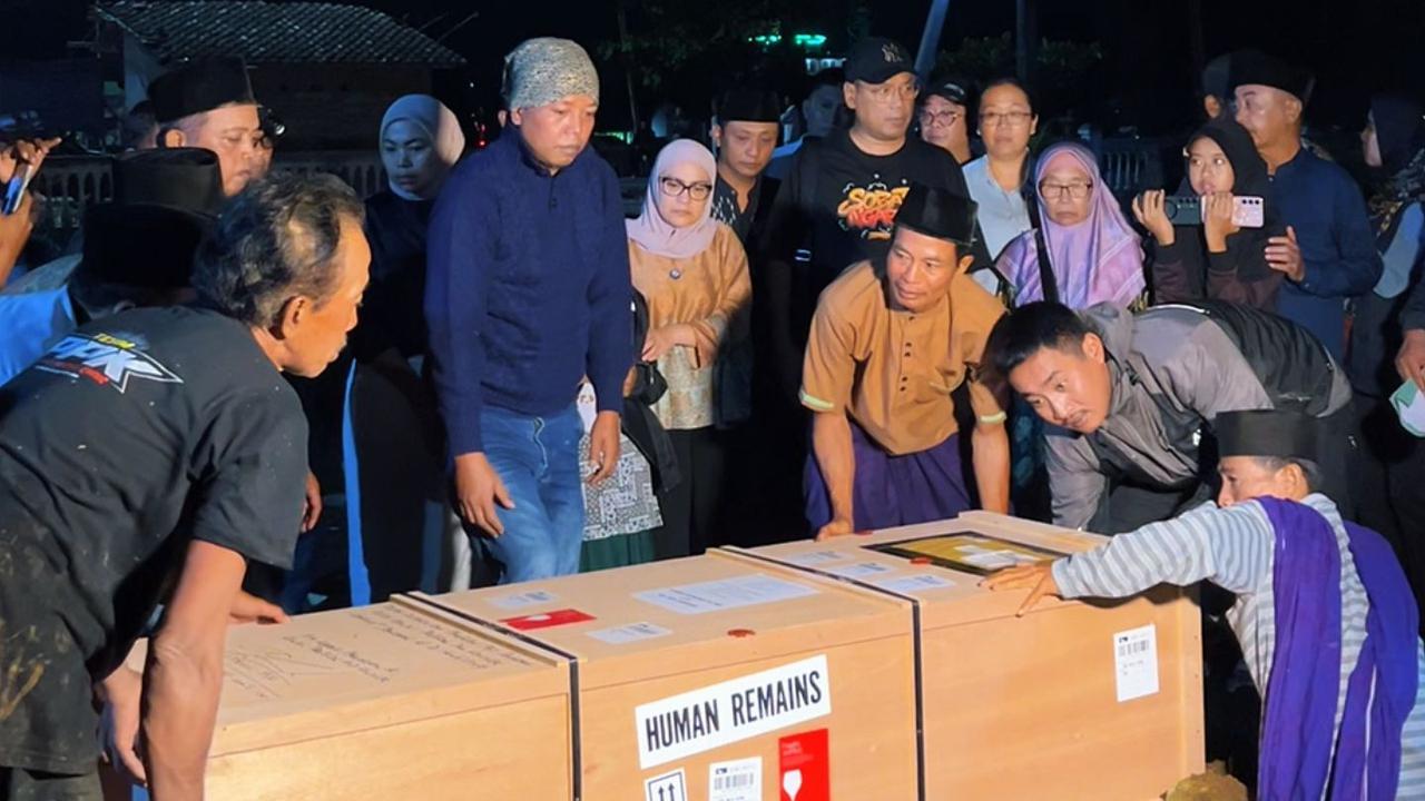 Uya Kuya dan Istrinya Astrid Kuya saat pemulangan jenazah Pekerja Migran Indonesia (PMI) Rifa Hamidah di Jember