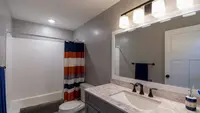 7 Cara Menjaga Toilet Tetap Segar saat Ventilasi Kamar Mandi Sangat Terbatas