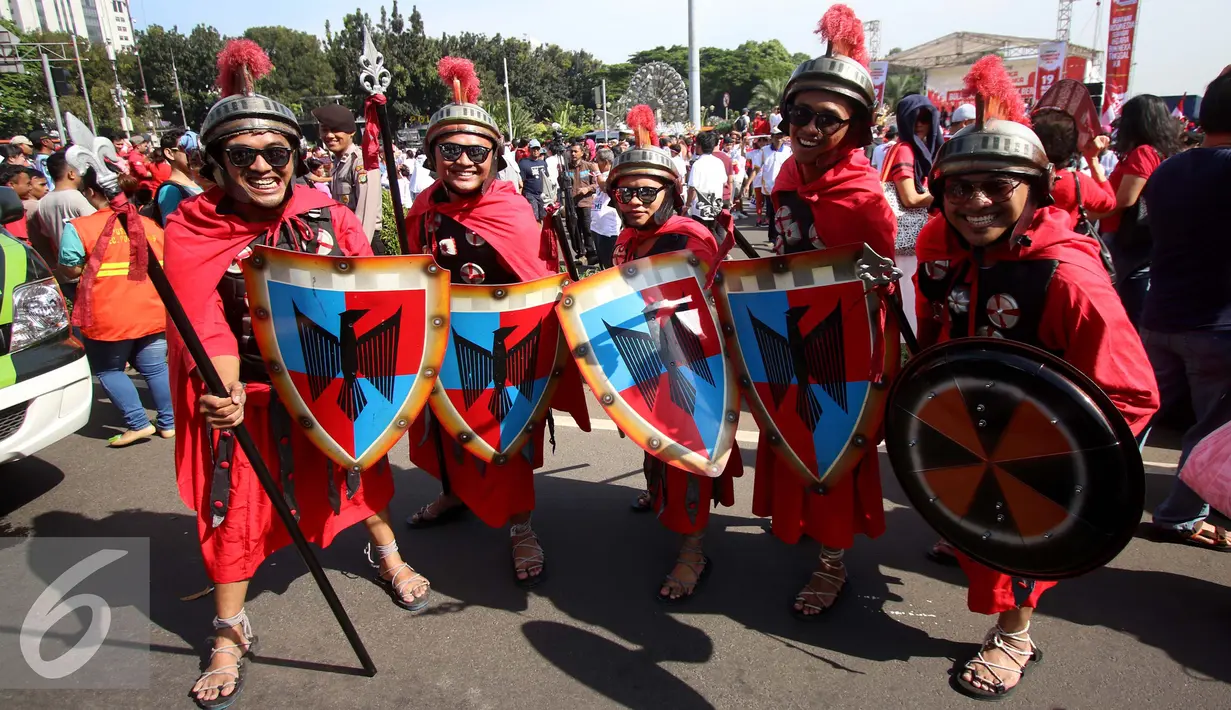 Sejumlah peserta mengenakan kostum saat mengikuti aksi Parade Bhineka Tunggal Ika di kawasan Patung Kuda, Jalan MH Thamrin, Jakarta Pusat, Sabtu (19/11). Parade tersebut menampilkan beragam budaya, suku, ras serta agam. (Liputan6.com/Gempur M. Surya)