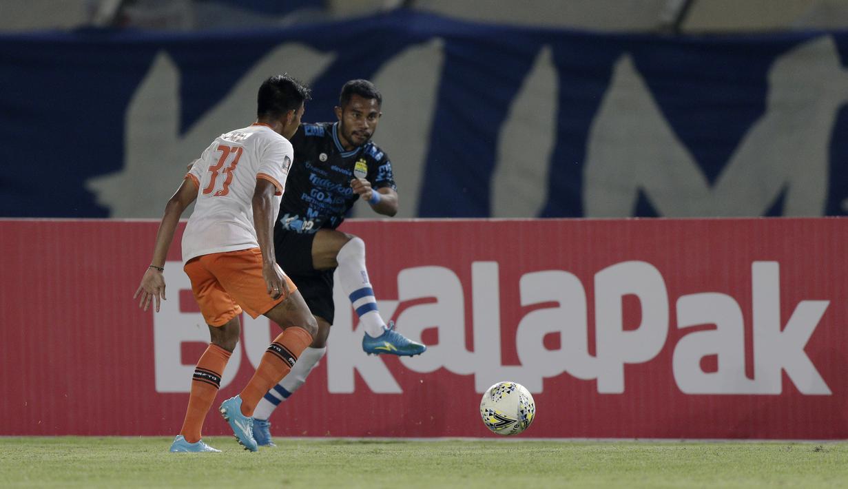 Duel antara pemain Persib Bandung dan Perseru Serui pada laga lanjutan Piala Presiden 2019 yang berlangsung di Stadion Si Jalak Harupat, Kabupaen Bandung, Selasa (12/3). Persib Menang 4-0 atas Perseru. (Bola.com/Yoppy Renato)