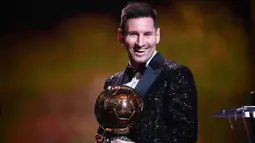 Terbaru, Lionel Messi mampu meraih penghargaan Ballon d'Or yang ketujuhnya. Ia berhasil memenangkan persaingan ketat dengan Robert Lewandowski dan Jorginho. Hal tersebut menobatkan dirinya menjadi pemain dengan jumlah penghargaan Ballon d'Or terbanyak di dunia. (AFP/Franck Fife)