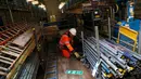 Seorang pekerja merapihkan besi-besi yang digunakan dalam pembangunan jalur kereta api di terowongan proyek Crossrail di Stepney, London, Inggris, (16/11). (REUTERS/Stefan Wermuth)