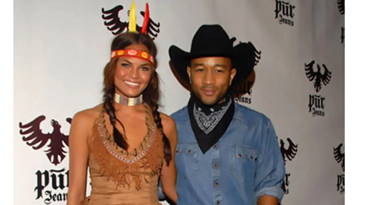 Chrissy Teigen Pamerkan Foto Masa Kecil John Legend