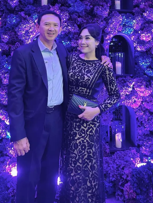Saat kondangan, Puput juga selalu tampil serasi bersama Ahok. Misalnya, Ahok mengenakan setelan hitam, Puput pun tampil dengan gaun hitam panjang bercorak. [@btpnd]