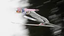 Pemain ski Norwegia, Anders Fannemel melayang di udara pada putaran percobaan turnamen Four Hills Ski Jumping ke-65 di Innsbruck, Austria, Rabu (3/1). Turnamen ski bergengsi itu akan berakhir di Bischofshofen pada 6 Januari2018. (AP/Matthias Schrader)