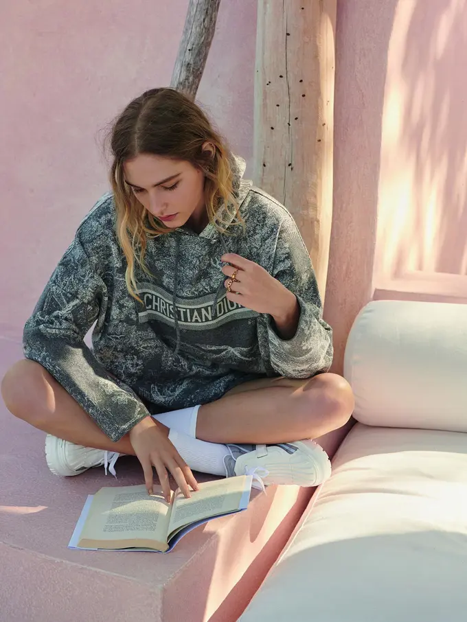 Elegansi Ikonis dalam Potongan Busana Terbaru dari Koleksi Dior Chez Moi