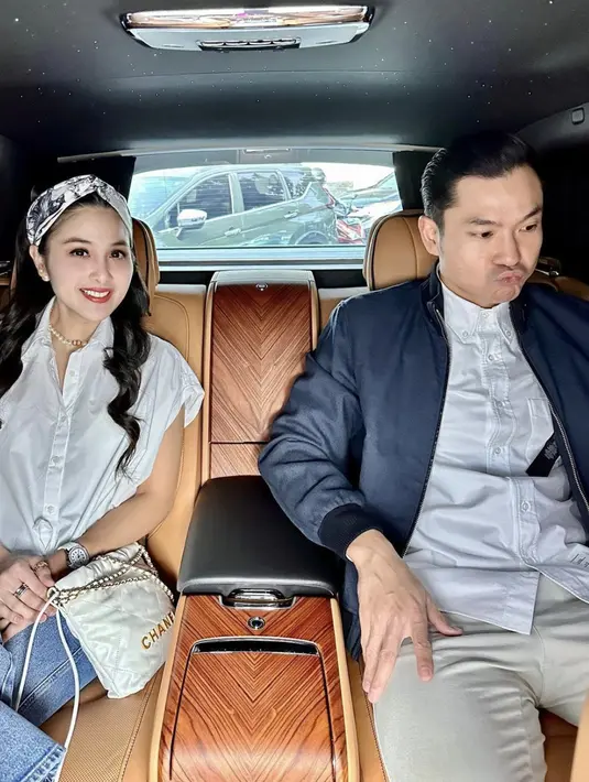 Dengan busana semi formal, Sandra kenakan kemeja dan denim, sedangkan Harvey menambah gayanya dengan jaket yang dikenakannya. [Foto: Instagram/ Sandra Dewi]