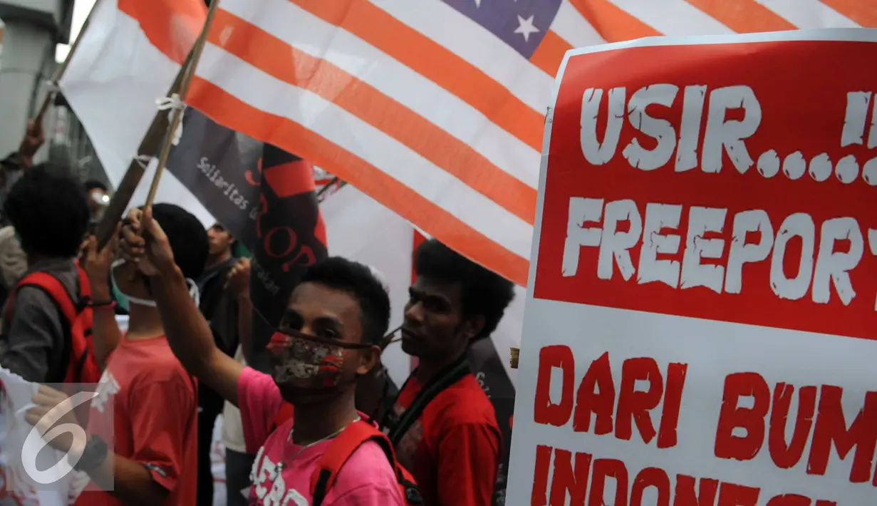 Sejumlah massa Aktivis mahasiswa menyambangi kantor Freeport, Kuningan , Jakarta, Jumat (18/12). Dalam aksinya mereka menuntut pemerintah untuk segera melakukan nasionalisasi terhadap PT Freeport. (Liputan6.com/Helmi Afandi)
