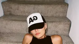 Penampilan rekan duet Chris Brown tersebut pun makin keren dengan tambahan ditindikan di bagian pusar. Gaya Agnez Mo semakin menarik perhatian publik. (Instagram/agnezmo)