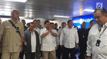 Ketua Umum Gerindra Prabowo Subianto tiba di Stasiun MRT Lebak Bulus, Jakarta, Sabtu (13/7/2019). Prabowo akan bertemu dengan presiden terpilih dalam Pilpres 2019, Joko Widodo atau Jokowi. (Liputan6.com/Lizsa Egehem)