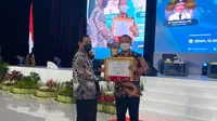 Wali Kota Semarang, Hendrar Prihadi menerima saat menerima piagam penghargaan dari IPDN.