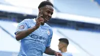 Pemain Manchester City, Raheem Sterling, melakukan selebrasi usai mencetak gol ke gawang Norwich City pada laga Premier League di Stadion Etihad, Minggu (26/7/2020). Manchester City menang dengan skor 5-0. (AP Photo/Dave Thompson, Pool)