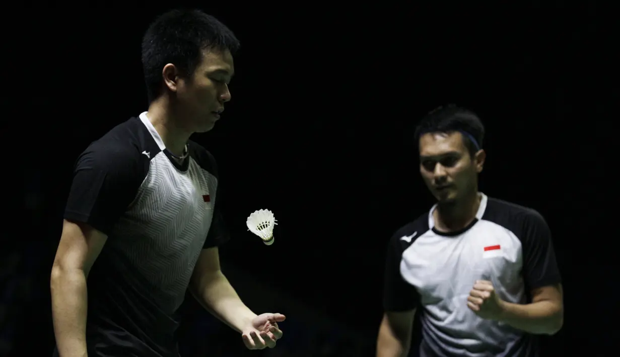 Ganda putra Indonesia, Hendra Setiawan / Mohammad Ahsan, saat melawan Takuro Hoki / Yugo Kobayashi, pada Indonesia Open 2019 di Istora Senayan, Sabtu (20/7). Hendra / Ahsan menang 17-21, 21-19 dan 21-17. (Bola.com/Vitalis Yogi Trisna)