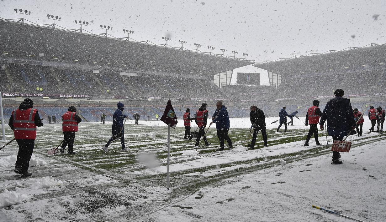 Meskipun upaya membersihkan lapangan sudah dikerahkan, laga akhirnya diputuskan ditunda pada pukul 20.10 WIB, 50 menit sebelum laga dimulai. (AP Photo/Rui Vieira)