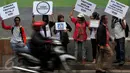 Sejumlah aktivis dari Komunitas Pejalan Kaki melakukan aksi damai dengan membawa spanduk di samping Stasiun Palmerah, Jakarta, Jum'at (22/4).Dalam aksinya mereka menuntut kembalikan Trotoar untuk pejalan kaki. (Liputan6.com/JohanTallo)