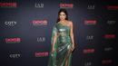 Bintang Citadel berusia 41 tahun ini tampil memukau dalam balutan gaun zamrud metalik dengan belahan setinggi paha. Potongan pada area perut memberikan gambaran tentang perutnya yang kencang. (Dimitrios Kambouris/Getty Images for DKMS Gala/AFP)
