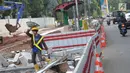 Pekerja melakukan pengerjaan renovasi pedestrian di Jalan Gerbang Pemuda, Jakarta, Selasa (17/4). Jelang perhelatan Asian Games XVIII, pedestrian di sekitar kawasan Gelora Bung Karno (GBK) terus ditata. (Liputan6.com/Helmi Fithriansyah)