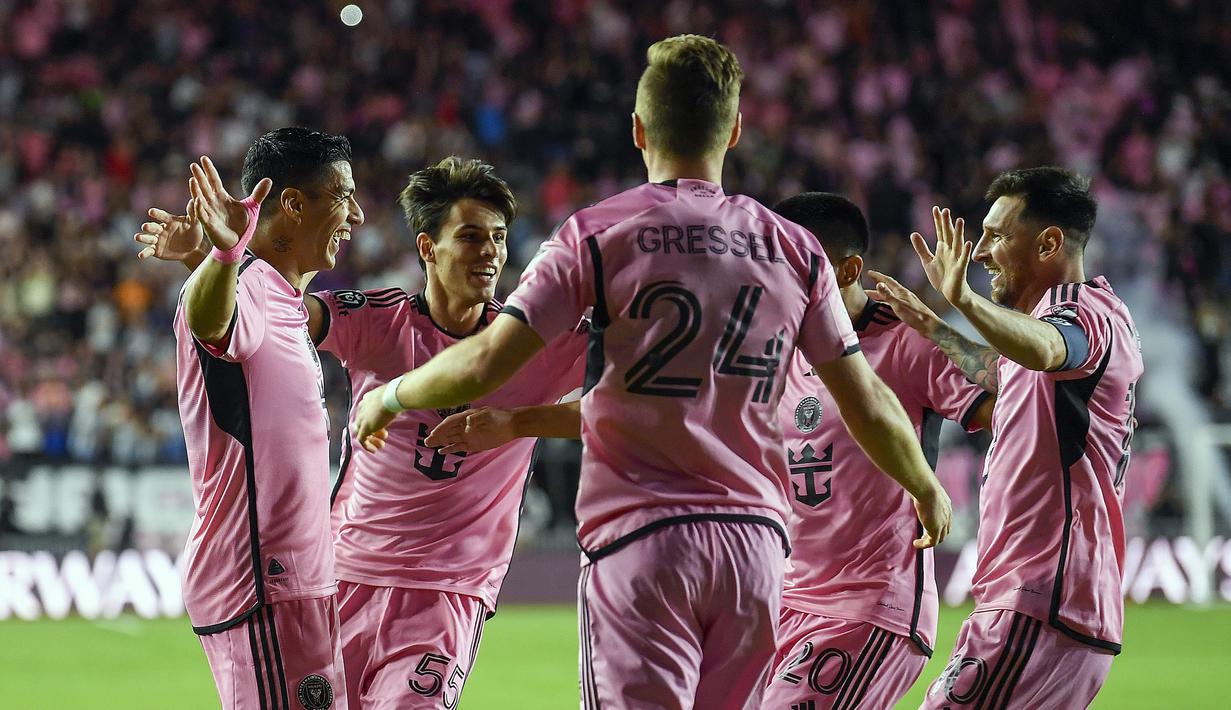 Pemain Inter Miami merayakan gol yang dicetak oleh Luis Suarez (kiri) pada laga leg kedua 16 besar Concacaf Champions Cup melawan Nashville di Chase Stadium, Fort Lauderdale, Florida, Kamis (14/03/2024) WIB. (AP Photo/Michael Laughlin)
