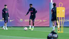 Gelandang Barcelona, Ansu Fati (tengah) membawa bola saat mengambil bagian dalam sesi latihan di Barcelona, Spanyol (1/11/2021). Barcelona akan bertanding melawan Dynamo Kiev pada Grup E Liga Champions di Stadion Olimpiade Kiev. (AFP/Pau Barrena)