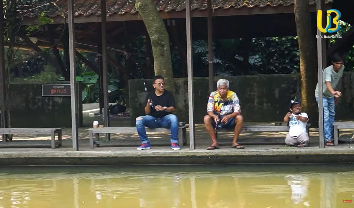 Tak hanya Ucok Baba, Kiwil juga mendapat ikan. Umpan dari pancingannya juga disambar ikan.<br>