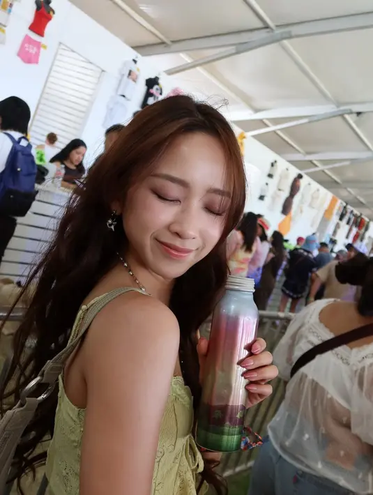 Tak hanya satu outfit, Dita Karang juga kenakan outfit bernuansa hijau pastel di Coachella [@hey__deets]